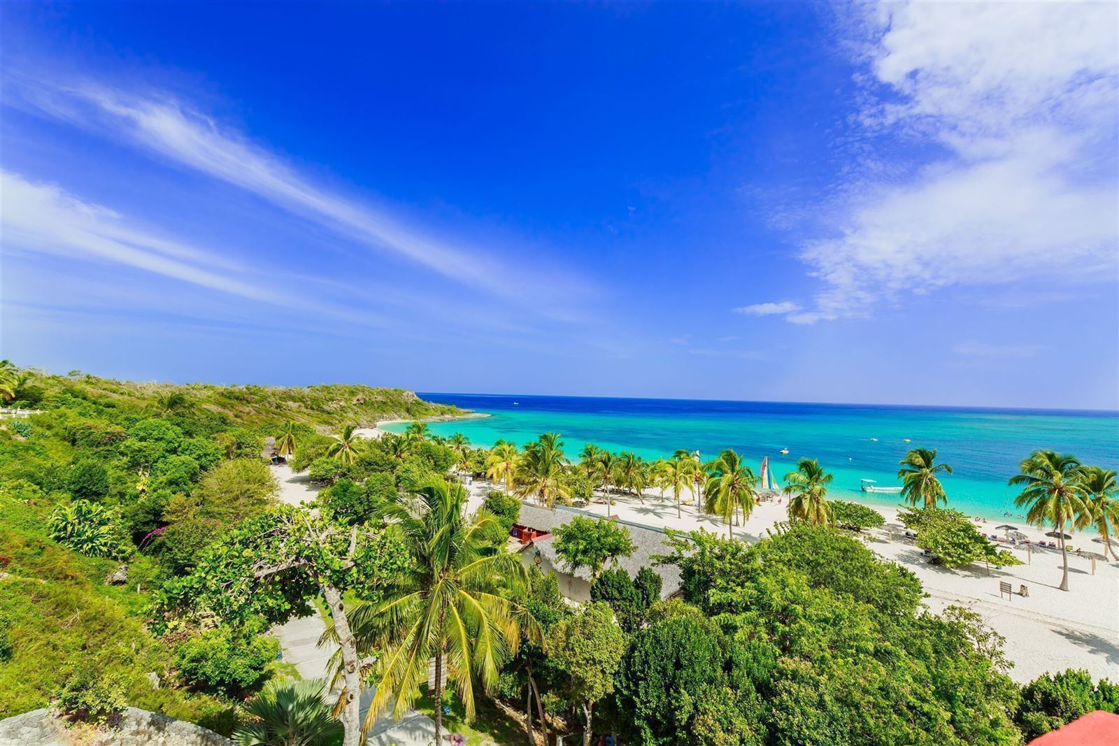 Azurblaues Wasser am Strand in Holguin